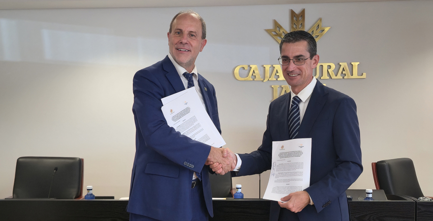 El Rector Nicolás Ruiz y el director general de Caja Rural de Jaén, Fernando Planelles, tras la firma del convenio.