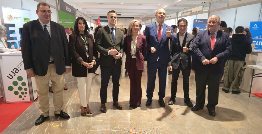 Representantes institucionales de la UJA y otras administraciones, en la inauguración de la Feria del Empleo 2026.