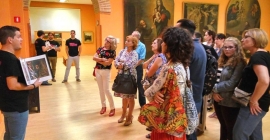 Visitantes observan las obras del Museo en uno de los talleres de La Noche 2016