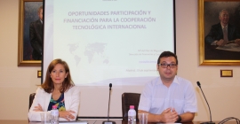 Francisco A. Díaz, director de la OFIPI, junto a Mª Pilar de Miguel, en la presentación de la sesión.