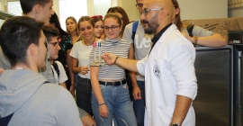 Nabil Benomar junto al alumnado asistente en la visita al laboratorio. 