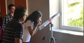 Una estudiante observa en el telescopio durante el taller de astrofísica. 