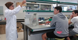 Lainvestigadora Hikmate Abriouel explica uno de los experimentos del taller de microbiología. 