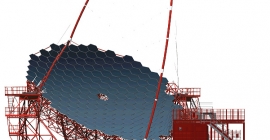 Visión conceptual del uno de los Telescopios de gran tamaño de CTA, con la torre de acceso anexa, a la derecha. 