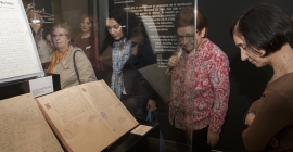 Varias personas contemplan los documentos del Archivo General de la UJA. Foto: Fernando Mármol.