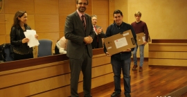 El Rector, con uno de los premiados.