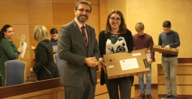 El Rector, con una de las premiadas.