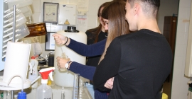 Los estudiantes desarrollan el taller en el laboratorio. 