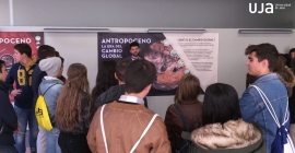Estudiantes escuchan la explicación de la muestra Antropoceno. 