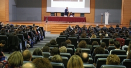 El público asistente escucha la conferencia de Javier Soldevilla. 