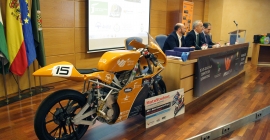 Presentación del equipo, con la moto de 2016.