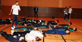 Los participantes en el taller de ejercicio físico en un momento de relajación de pulsaciones. 