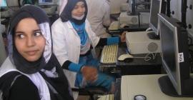 Alumnas, en el aula de informática de la Universidad de Tifariti