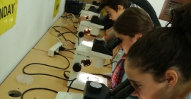 Alumnado observa algunas muestras en el microscopio 