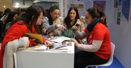 Alumnado informándose en uno de los stand.