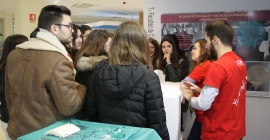 Alumnado de IES en la zona de stand.