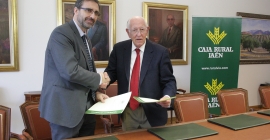 Juan Gómez y José Luis García-Lomas, tras la firma del convenio.