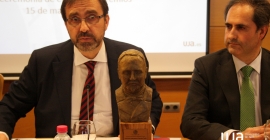En primer plano, el busto de Francisco Coello, cuyo autor es Alfonso Martínez