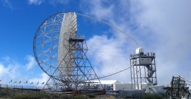 El telescopio inaugurado y a la derecha la torre de acceso.