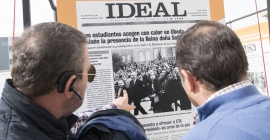 Visitantes de la exposición comentan una portada. Foto: Fernando Mármol