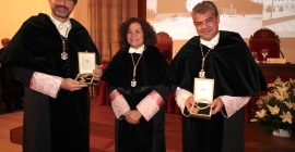 Los Rectores Juan Gómez y Carmelo Rodríguez, con las Medallas de Oro de la UGR, junto a la Rectora Pilar Aranda.
