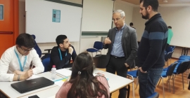 Juan Ramón Lanzas y Carlos Martín conocen los proyectos de los estudiantes participantes en 'Ideas factory'