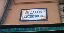 Placa de la calle Martínez Molina.