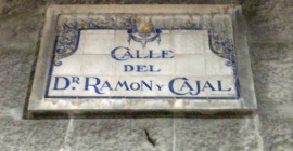 Placa de la calle Ramón y Cajal.