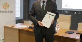 Juan Gómez, con el documento del balance.
