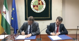 El Rector y el alcalde de Jaén, durante la firma.