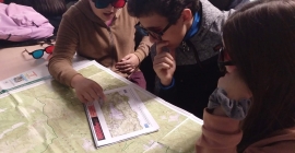 Alumnado interpretando mapas topográficos.