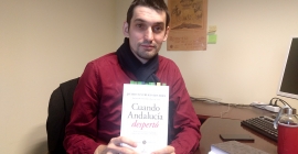 El autor muestra el libro ‘Cuando Andalucía despertó'.