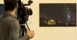 Un cámara toma imágenes de la exposición. Fotografía: Fernando Mármol