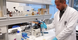 El investigador Abdelmonaid Azzouz toma muestras en el laboratorio.