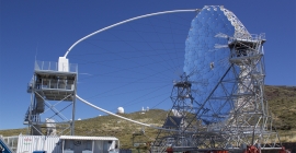 Vista del telescpio LST-1 y su torre de acceso anexa, diseñada por la UJA, en el observatorio del Roque de los Muchachos, en la isla canaria de La Palma.