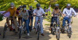 Autoridades y representantes del Ayuntamiento y la UJA, con las bicicletas eléctricas.
