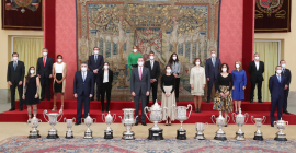 Foto de familia de SS MM los Reyes de España con los premiados.