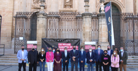 Foto de familia de instituciones organizadoras, ante la Catedral de Jaén.