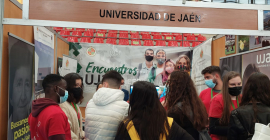 Visitantes del estand de la UJA.