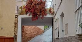 Intervención de Flor Motion, lunes. También obra colaborativo. Recrea los colores de un atardecer en Jaén, con ramas de olivo. Así humanizan un "no lugar". 