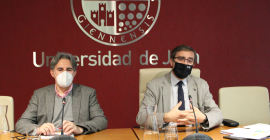 El Rector de la UJA, junto con el profesor Alberto del Real, se dirige a miembros de la Plataforma Ciudadana en Defensa de la UJA.