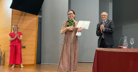 La profesora Raquel Jiménez recoge el quinto premio en nombre de Ximena Aurora Gomez.