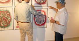 El artista Luis Gordillo, junto al Rector de la UJA, en la visita a la exposición.