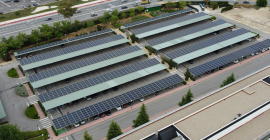 Placas fotovoltaicas instaladas en las marquesinas del aparcamiento de entrada al Campus Las Lagunillas.