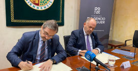 Momento de la firma del convenio entre el Rector de la UJA y el presidente de la Fundación Fulgencio Meseguer.
