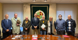 Foto de familia de representantes institucionales y miembros del Instituto Universitario de Investigación en Arqueología Ibérica de la UJA.
