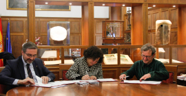 Juan Gómez, Pilar Aranda y Cosme Marcos Moreno, durante la firma del convenio.