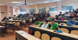 Estudiantes realizando pruebas en el aula.