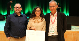 La investigadora de la UJA Isabel Moreno, encargada de recoger el premio, junto al investigador del CSIC Felipe Criado, y el presidente de la EAA.