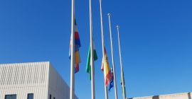 Banderas a media asta en el Campus de Linares.